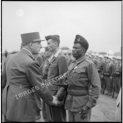 Le général de Lattre de Tassigny et un tirailleur sénégalais qu'il vient de décorer.