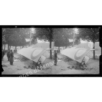 Jardins du Trocadéro. Les restes de l'aéro Voisin tombé dans les jardins le 11 octobre 1915. [légende d'origine]