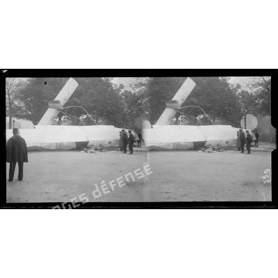 Jardins du Trocadéro. Les restes de l'aéro Voisin tombé dans les jardins le 11 octobre 1915. [légende d'origine]