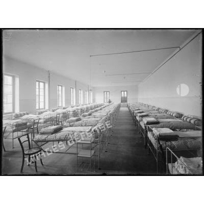 Sanatorium d'Alix (Rhône). Un dortoir. [légende d'origine]