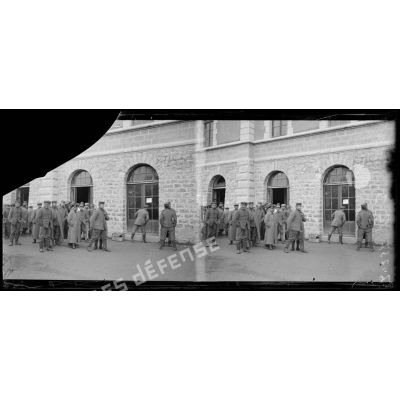 Barcelonnette. Dépôt de prisonniers allemands pendant la promenade. [légende d’origine]