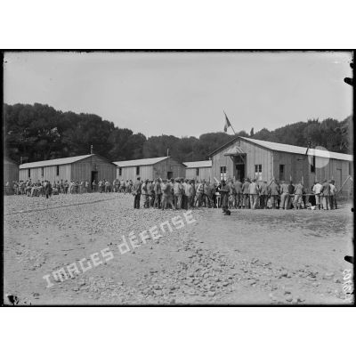 Port-de-Bouc (Bouches-du-Rhône). Prisonniers employés à la construction d'une usine de produits chimiques (usine Kuhlmann). Les baraquements occupés par les prisonniers. [légende d'origine]