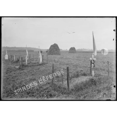 Près de Barcy (Seine-et-Marne). Tombes de soldats dans les champs. [légende d'origine]