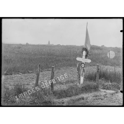 Près de Chambry (Seine-et-Marne). Tombe de soldat dans un champ. [légende d'origine]