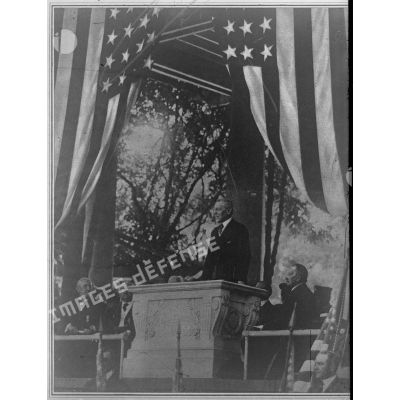 [Reproduction d'une photographie représentant le président américain Thomas Woodrow Wilson pendant un discours].