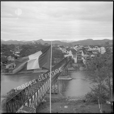 Le pont de Moncay, frontière entre le Tonkin et la Chine.