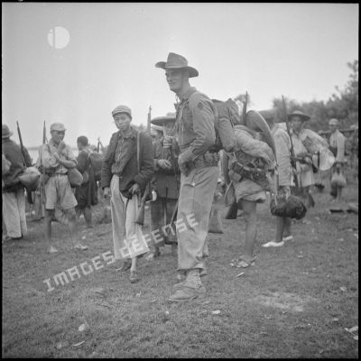 Débarquement de soldats des troupes nationalistes chinoises au Tonkin sous la garde de la Légion étrangère.