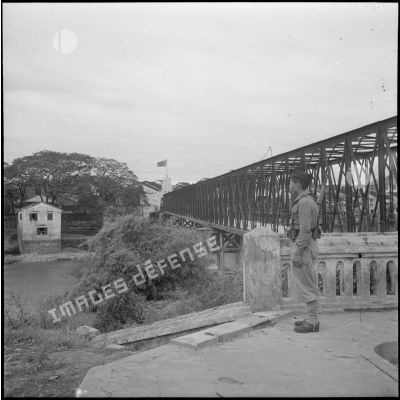 Un soldat indochinois monte la garde devant le pont de Moncay, frontière entre le Tonkin et la Chine.
