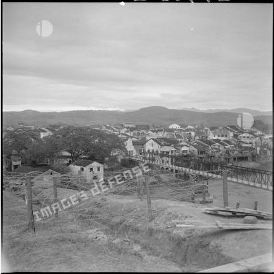 Vue du pont de Moncay, frontière avec la Chine, depuis un poste de surveillance de la Légion étrangère.