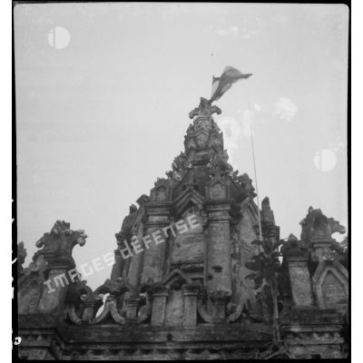 La flèche de la cathédrale de Thaï Binh surmontée d'un drapeau.