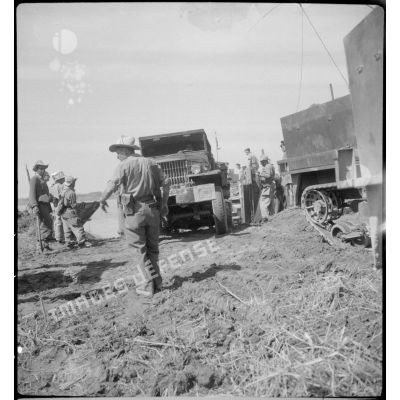 Débarquement du matériel lourd sur les rives Viêt-minh, au cours de l'opération Tonneau.