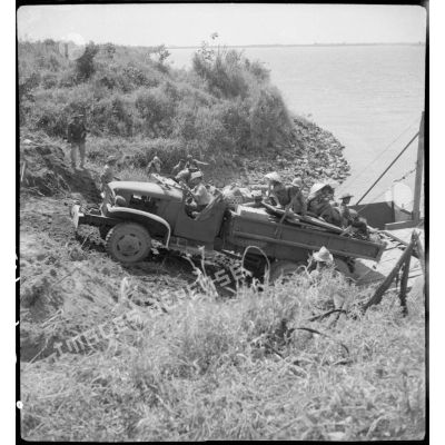 Débarquement difficile du matériel lourd sur les rives Viêt-minh au cours de l'opération Tonneau.