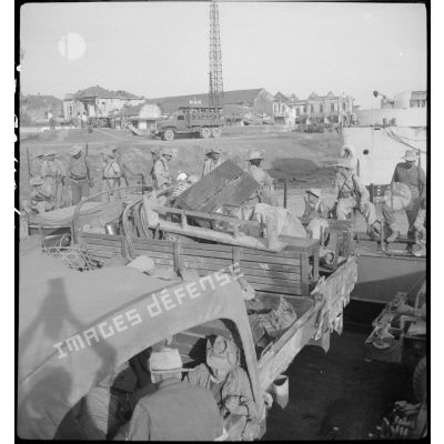 Embarquement de tirailleurs et de matériel du génie à bord d'un LCI (landing craft infantry) au cours de l'opération Tonneau.