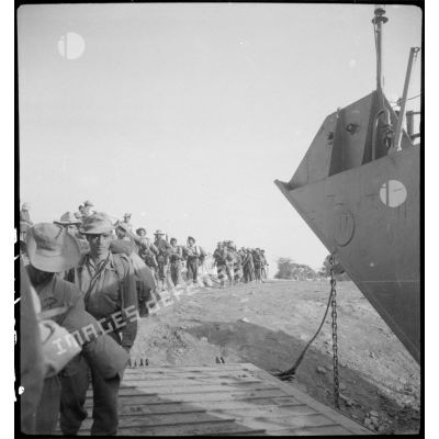Embarquement des troupes et du matériel du génie à bord d'un LCI (landing craft infantry) au cours de l'opération Tonneau.