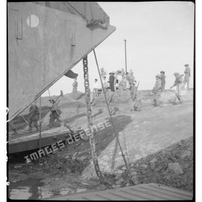 Embarquement des troupes et du matériel du génie à bord d'un LCI (landing craft infantry) au cours de l'opération Tonneau.