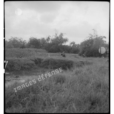 Des légionnaires du 5e REI (régiment étranger d'infanterie) embusqués en position de tir au cours d'une opération sur la route entre Hanoï et Haïphong.