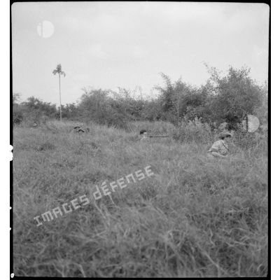Des légionnaires du 5e REI (régiment étranger d'infanterie) embusqués en position de tir au cours d'une opération sur la route entre Hanoï et Haïphong.