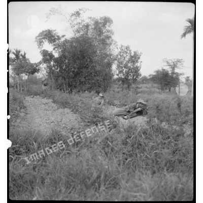 Des légionnaires du 5e REI (régiment étranger d'infanterie) embusqués au cours d'une opération sur la route de Hanoï-Haïphong, dont un en position de tir.