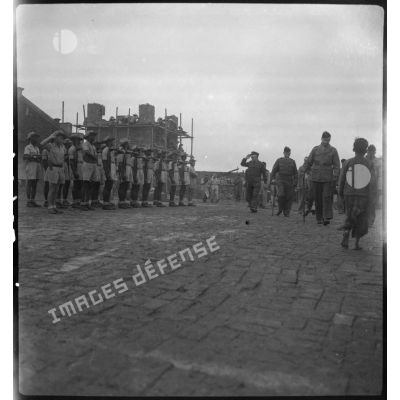 Revue des troupes sénégalaises du 6e RIC (régiment d'infanterie coloniale) par le général Marchand au poste de Phu.