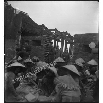 Inspection du chantier au poste de Phu par le général Marchand, où des Indochinois sont affairés à casser des pierres.