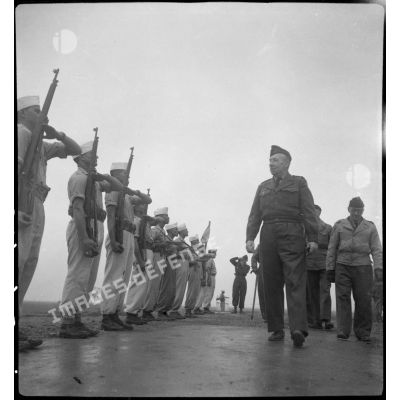 Revue des tirailleurs du 5e RTM par le général Marchand, adjoint au commandant de la zone opérationnelle du Tonkin.