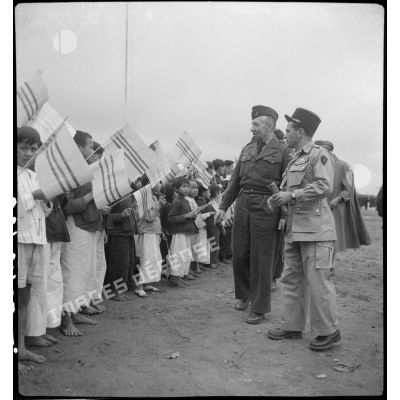 Au poste d'An Thi, les enfants munis de drapeaux vietnamiens sont venus saluer le général Marchand, adjoint au commandant de la zone opérationnelle du Tonkin.