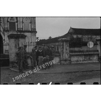Des hommes du 1er BEP (bataillon étranger de parachutistes) devant le couvent de Thaï Binh.