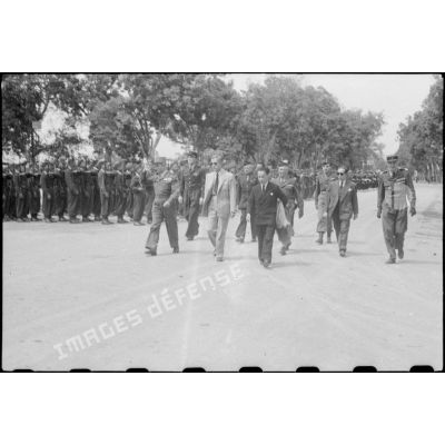Arrivée des autorités civiles et militaires au cours d'une prise d'armes à Hanoi.