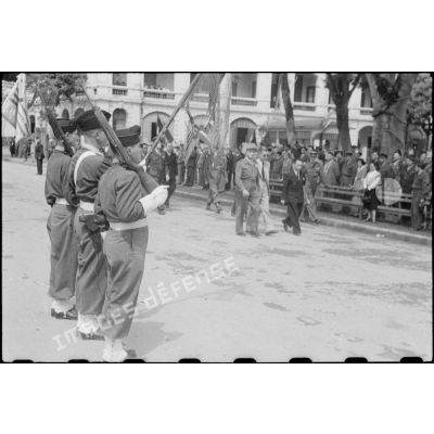 Passage en revue des troupes par le général Alessandri et M. Nguyen Van Tri, gouverneur du Nord-Vietnam, au cours d'une prise d'armes à Hanoï.
