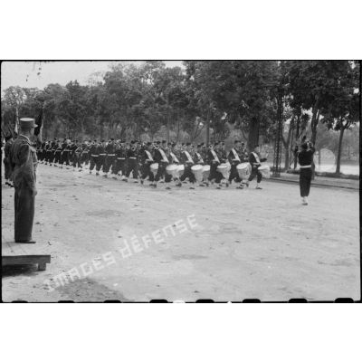 Défilé de troupes vietnamiennes devant le général Alessandri, commandant la zone opérationnelle du Tonkin, au cours d'une prise d'armes à Hanoï.