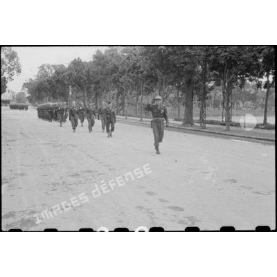 Défilé des troupes devant le général Alessandri, commandant la zone opérationnelle du Tonkin, au cours d'une prise d'armes à Hanoï.
