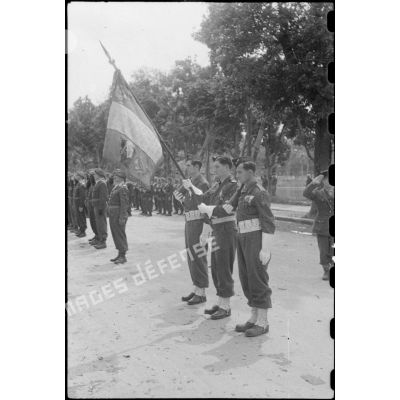 La garde au drapeau du 6e RIC (régiment d'infanterie coloniale) au cours d'une prise d'armes à Hanoï.