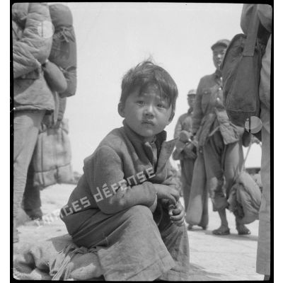Un petit garçon chinois, lors d'un transfert de soldats nationalistes chinois internés vers Haïphong.