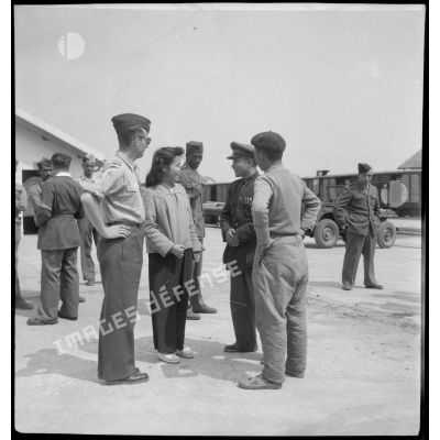 Le commandant du 2e bureau territorial donne ses instructions grâce à une interprète, au cours du transfert d'internés chinois à Haïphong.