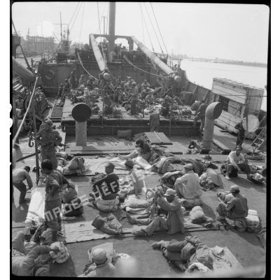 Une fois l'embarquement terminé, les nationalistes chinois internés s'installent à bord du  cargo Docteur Roux.
