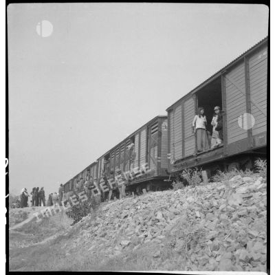 Au cours du transfert vers Haïphong, des internés chinois descendent des wagons lorsque le train marque un arrêt.