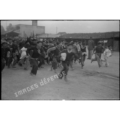 Libération de prisonniers et internés militaires du camp de la monnaie à Hanoï à l'occasion du Têt.