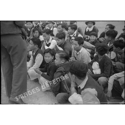 Libération de prisonniers et internés militaires du camp de la monnaie à Hanoï à l'occasion du Têt.