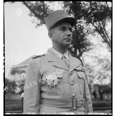 Le général Alessandri, décoré des insignes de grand-officier de la Légion d'honneur au cours d'une prise d'armes à Hanoï.