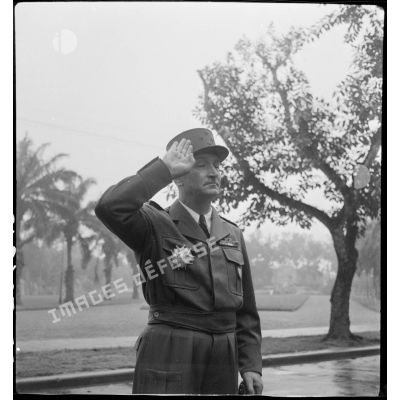 Le général Carpentier, commandant en chef en Indochine, salue le drapeau au cours d'une prise d'armes à Hanoï.