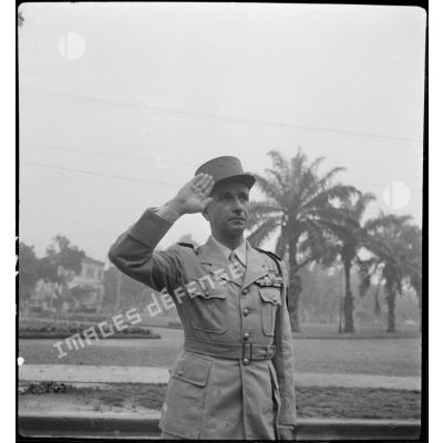 Le général Alessandri, commandant la zone opérationnelle du Tonkin, salue un drapeau au cours d'une prise d'armes à Hanoï.
