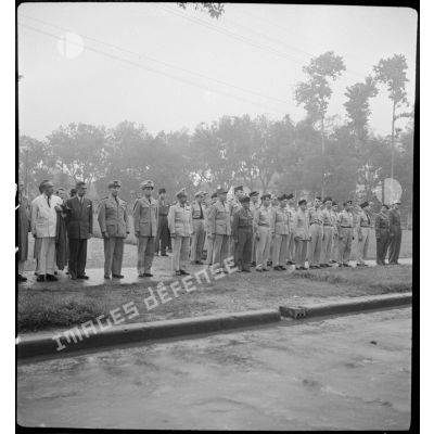 Les autorités civiles et militaires assistant à la prise d'armes à Hanoï.