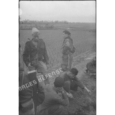 Surveillance d'un groupe de prisonniers du Viêt-minh.