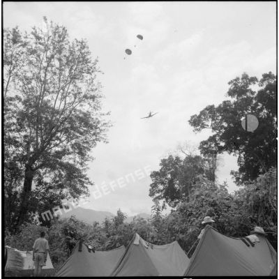 Parachutage sur le village de Chieng Nuoi où le 17e tabor a établi un campement.