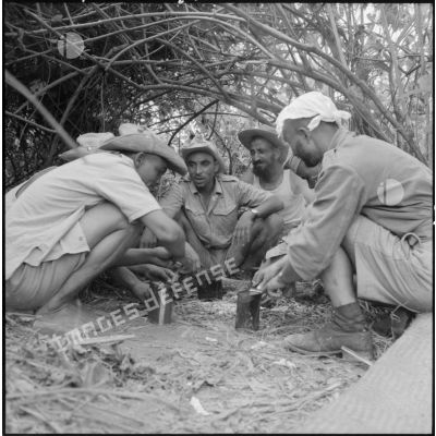 Groupe de soldats du 17e tabor discutant et buvant du café.