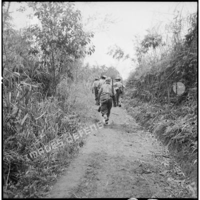 Des éléments du 17e tabor au cours d'une patrouille sur la piste de Laï Chau.