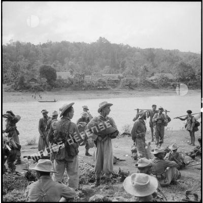 Les hommes du 17e tabor devant la rivière Nam Na.