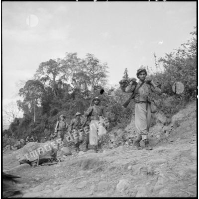 Les hommes du 17e tabor se dirigent vers la berge de la rivière Nam Na.
