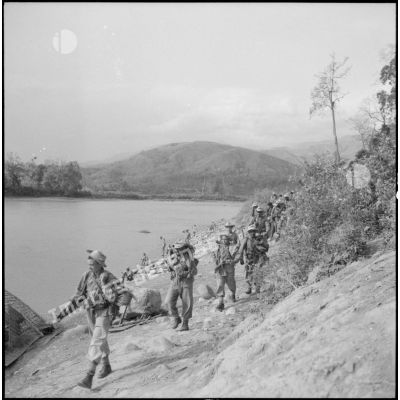 Les hommes du 17e tabor progressent sur les berges de la rivière Nam Na.