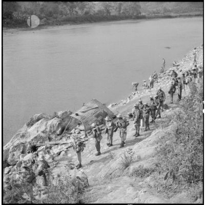 Les hommes du 17e tabor font un arrêt sur les berges de la rivière Nam Na.